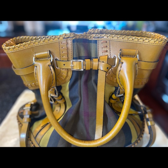 Burberry House Check Belted Tote - Picture 4 of 4